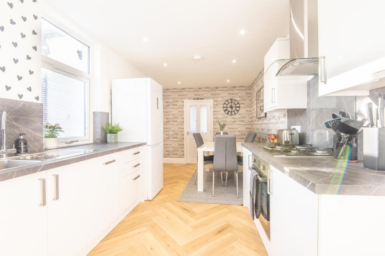 Bright, Fresh, Renovated 3 Bedroom Apartment In The Heart Of Montrose Region Region Angus Exterior foto